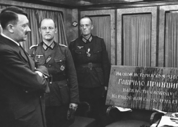 Адолф Хитлер са плочом посвећеном Гаврилу Принципу (Фото: Хајнрих Хофман)