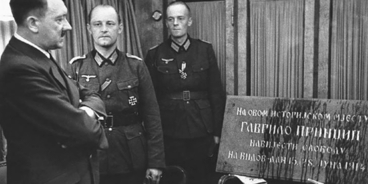 Адолф Хитлер са плочом посвећеном Гаврилу Принципу (Фото: Хајнрих Хофман)