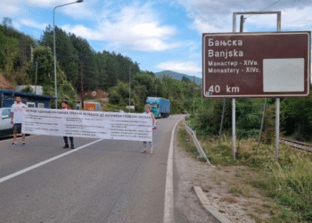 Делимична блокада пута ка Косову и Метохији: Грађани поставили транспарент са захтевима