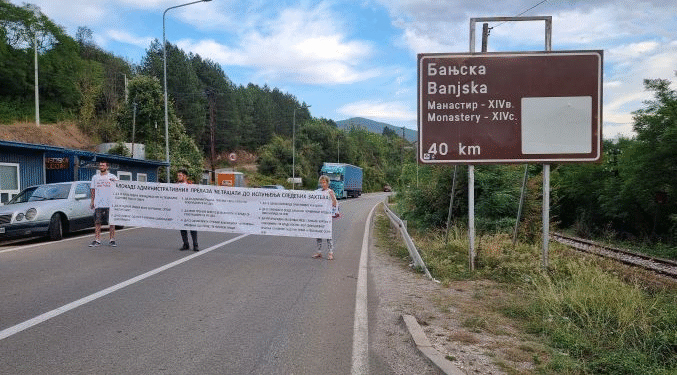 Делимична блокада пута ка Косову и Метохији: Грађани поставили транспарент са захтевима