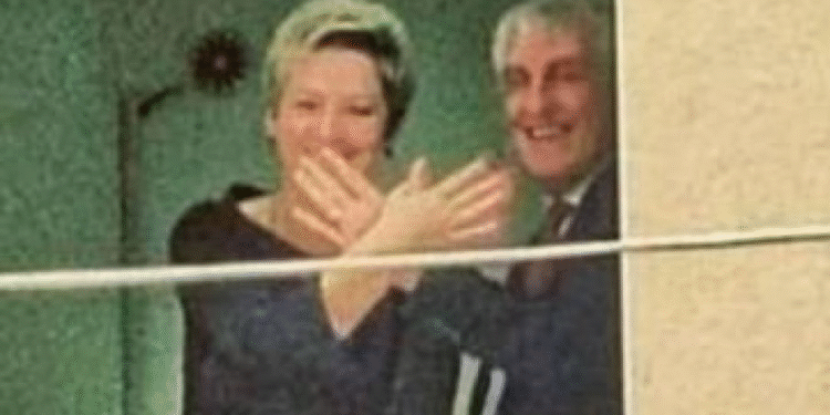 Сепаратизам и лицемерје на делу: Председник Општине напушта химну Србије, а користи државне повластице