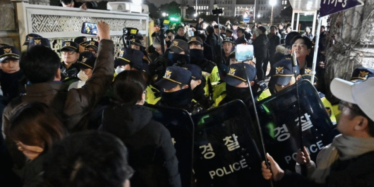 ПРОГЛАШЕНО РАТНО СТАЊЕ У ЈУЖНОЈ КОРЕЈИ: Војска у парламенту, грађани на улицама, Северна Кореја прети ратом!