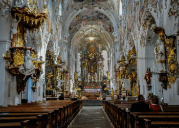 Лопов у бечкој цркви молитву прекинуо ножем