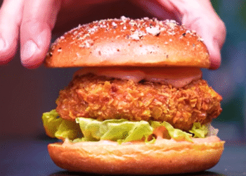 Хормонска пилетина уништава децу: Пубертет у Аустрији почиње са 9 година!