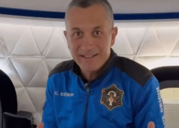 ZASTAVA SRBIJE PRVI PUT U SVEMIRU! Srpski zet u misiji Džefa Bezosa nosi nacionalni simbol u beskraj