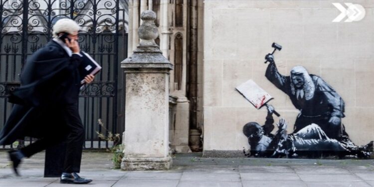 Umetnik razotkrio Britaniju: Sudija udara demonstranta na londonskom sudu