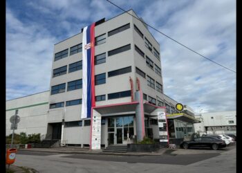 SRPSKA TROBOJKA NA ZGRADI U LINCU: Praznik jedinstva i ponosa