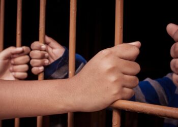 Švedska planira zatvore za trinaestogodišnjake: Društvo između zaštite i moralne dileme