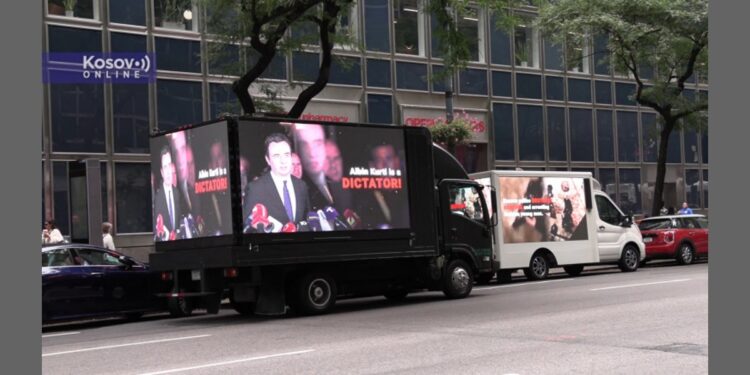 Akcija u Njujorku: „Zaustavite Kurtija da srpska deca žive slobodno“