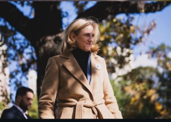 Blokaderska majka Beate Majnl Rajzinger otkriva spomenik „Cvet Srebrenice“