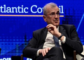 Upozorenje iz Pariza: Ekonomija klizi, političari nemo gledaju