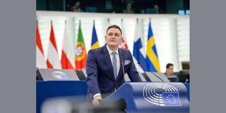 Ekskluzivno, nemački političar Frelih za „Srpski Ugao“: „Protesti u Srbiji liče na Gruziju – preko zapadnih NVO distribuiraju se ogromna sredstva“