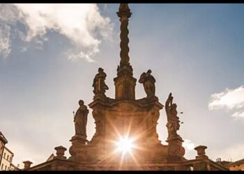 Ludilo u Češkoj: Studenti se guraju kroz sveti stub i rizikuju bogatstvo!