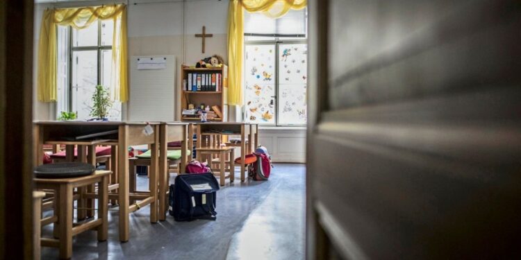 U Austriji pokušavaju da izbace krst iz učionica: Borba za veru