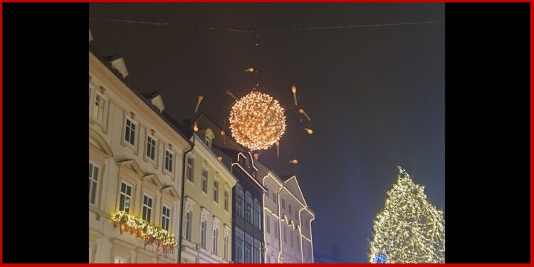 Bizarno: Spermatozoidi lebde ulicama Ljubljane
