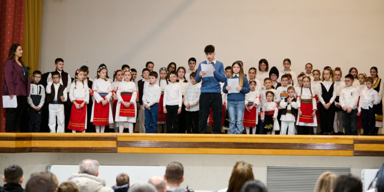 Srpska deca u Italiji pesmom i igrom ponosno brane ćirilicu