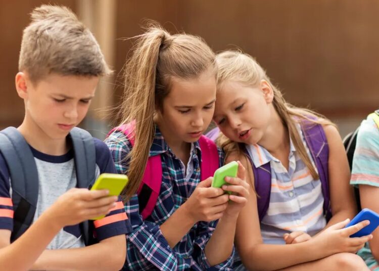 Kraj internet narkomanije: Francuska udara rampu deci na mrežama