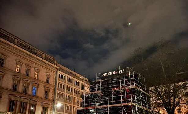 ŠOK U BEČU: Nepoznati Jevreji prekrili transparentom spomenik Hitlerovom idolu