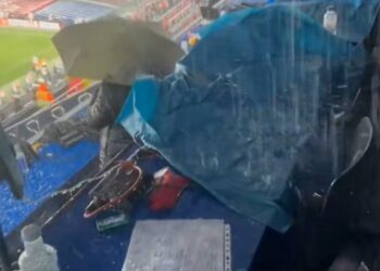 Stadion od 1,5 milijardi evra pliva dok navijači kisnu