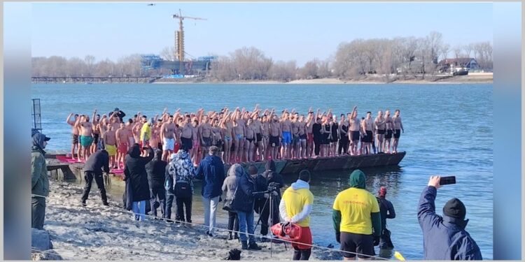 Plivanje za časni krst u Sremskoj Kamenici