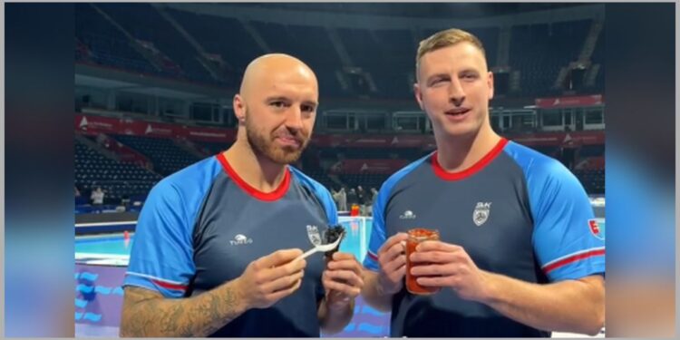 Vaterpolisti Francuske i Slovačke na testu ukusa domaće hrane