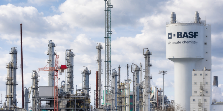 ​BASF žrtvuje Berlin za jeftinu radnu snagu u Indiji: Sindikati u ratu