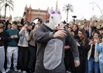 Adolescenti na četiri noge: Viralni fenomen doveo do masovne tuče u Barseloni