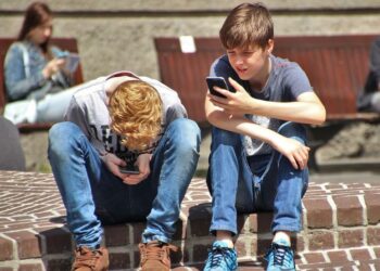 AI u službi vršnjačkog nasilja u Švajcarskoj: Dečaci pravili lažne gole slike