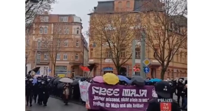Maskirana Antifa u Jeni protestuje protiv presude nasilniku Maji T.