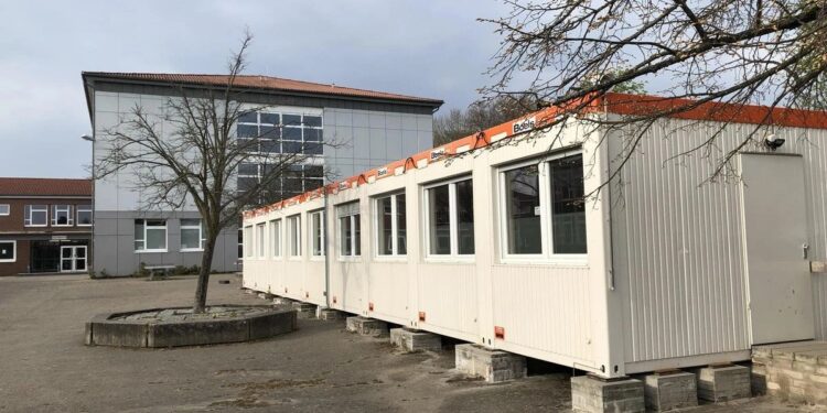 Smešteni u kontejnere: 650 austrijskih učenika godinama čeka svoju školu