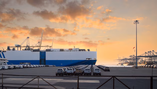 Neočekivani parking za bogataše: Zbog rata hiljade luksuznih automobila nasukano u Africi