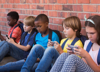 Alarm u Švajcarkoj zbog zavisnosti mladih: Telefon pretvara decu u zombije