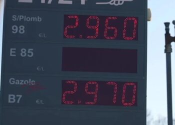 Gorivo skoro 3 evra po litru u Francuskoj: Prevoznici krenuli u blokade