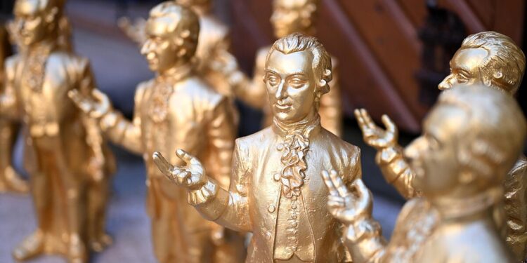 Umetnik izlaže 400 mini figura Mocarta u čuvenom vrtu Salcburga