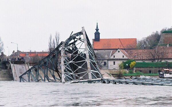 Srbija pamti: 9. dan bombardovanja 1999. godine – Srušen Petrovaradinski most i prva žrtva u Novom Sadu