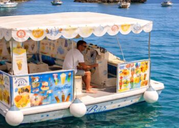 Plutajuća poslastičarnica: Sladoled na vodi postao najveća atrakcija