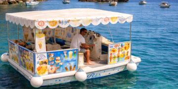 Plutajuća poslastičarnica: Sladoled na vodi postao najveća atrakcija