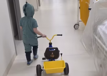 Trogodišnji dečak iz Nemačke vodi tešku borbu protiv leukemije: Porodica na ivici finansijskog sloma