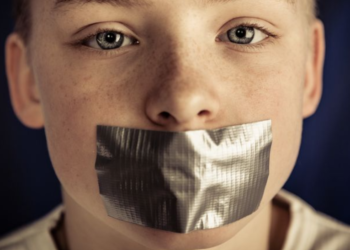 Učitelj u Geteborgu lepio traku deci na usta: Sud kaže – ,,Neka deca osete stid“!