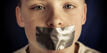 Učitelj u Geteborgu lepio traku deci na usta: Sud kaže – ,,Neka deca osete stid“!