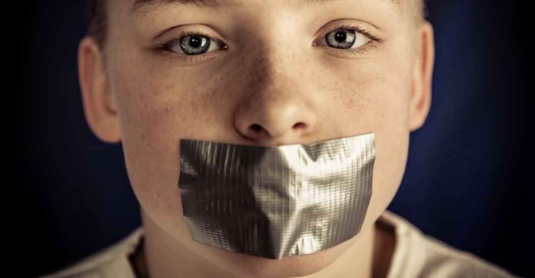 Učitelj u Geteborgu lepio traku deci na usta: Sud kaže – ,,Neka deca osete stid“!