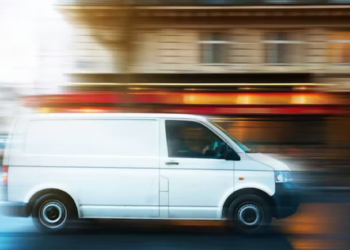 Divljanje u Beču: Posle svađe u saobraćaju muškarac namerno udario kombijem mladića