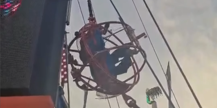 Panika na vašaru u Sevilji: Dvoje dece ostalo da visi u vazduhu nakon kvara na atrakcij