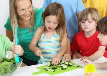 Pola krastavca za 14 mališana, zima bez grejanja: Skandal trese bečke vrtiće