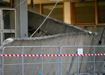 Srušio se deo krova Skenderije: Pukom srećom izbegnuta tragedija tokom Sajma knjige