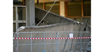 Srušio se deo krova Skenderije: Pukom srećom izbegnuta tragedija tokom Sajma knjige