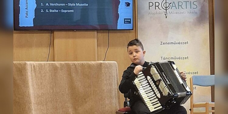 Dečak virtuoz na harmonici Miloš Cvijić (10) osvojio zlato u Mađarskoj