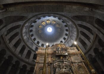 Jerusalim u plamenu vere: Blagodatni oganj sišao u 13:13 i obasjao hram