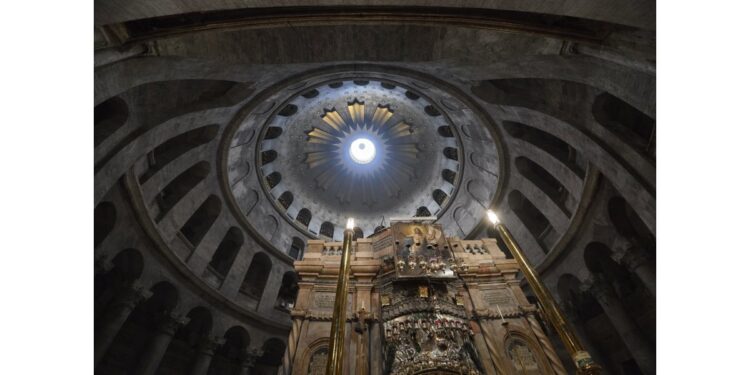 Jerusalim u plamenu vere: Blagodatni oganj sišao u 13:13 i obasjao hram