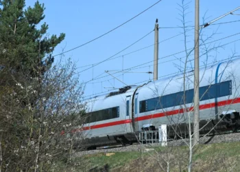 550 putnika u sauni na šinama: Električni kablovi pali na voz u Nemačkoj